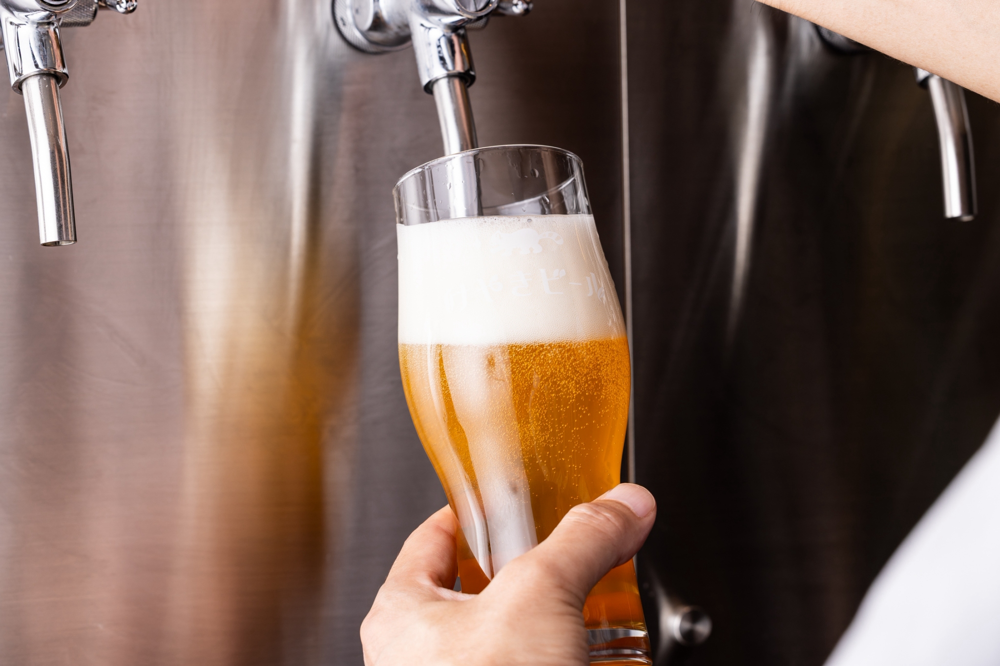 けやきビールを注ぐ写真